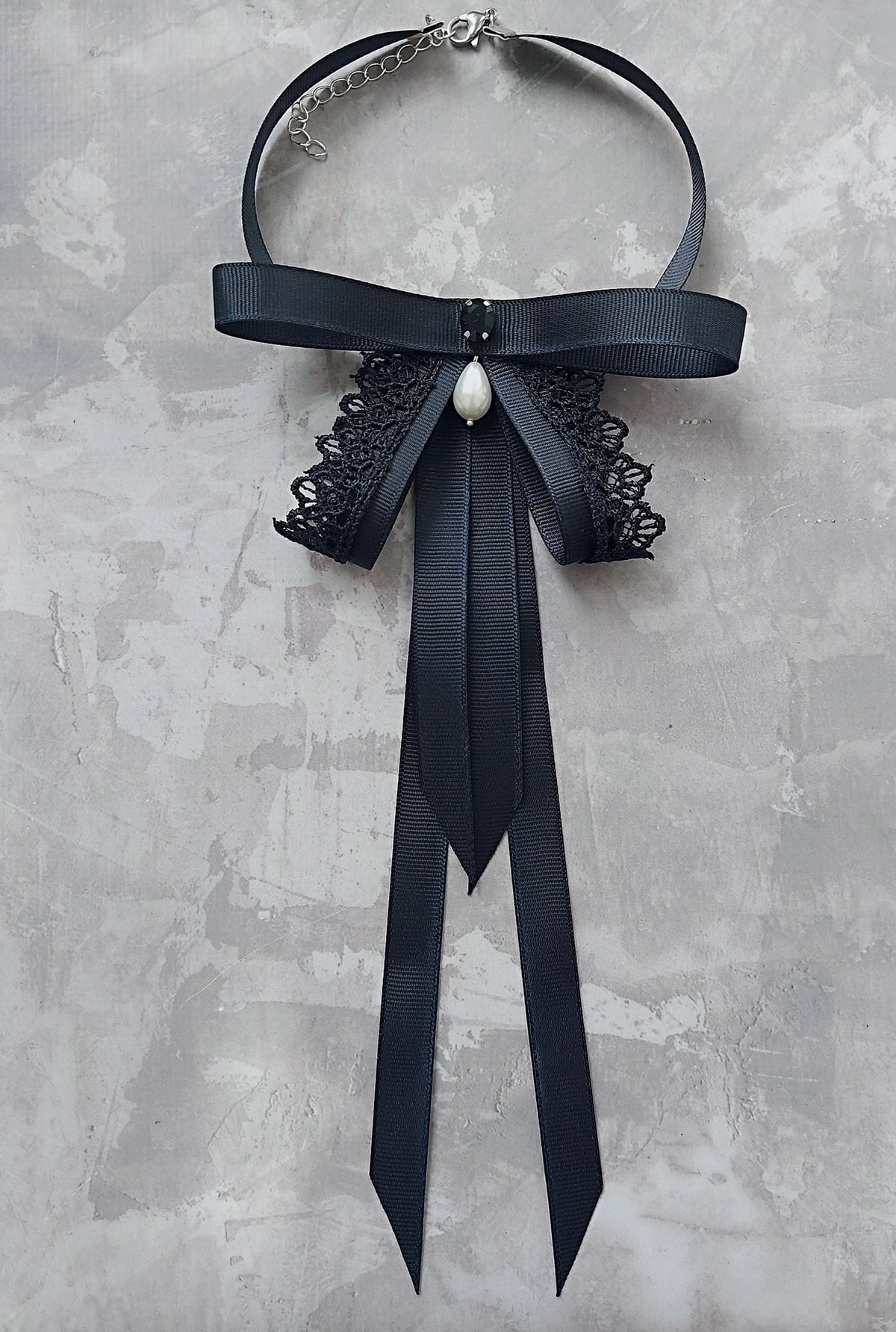 Jewelry Set: Choker And Earrings Decorated With Ribbon And Lace